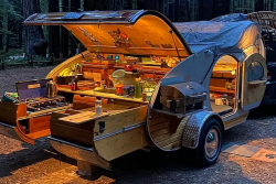 Kouzelný malý přívěs ve tvaru slzy nabídne jako jediný útočiště pro celou rodinu díky neobvyklému triku