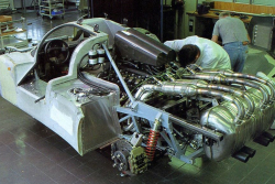 McLaren zničil dva vzácné prototypy legendárního F1, tento ale s enormním úsilím znovu ožil, aby dokreslil prázdné místo na mapě