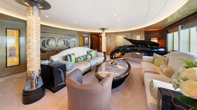 Ruský miliardář se zbavil jedné z nejúchvatnějších superjachet světa, možná mu došly peníze na její provoz