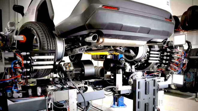 Mechaniky přezouvající pneumatiky na autech má nahradit tento AI robot za 100 tisíc. Je rychlejší a ani nemusí sundat kola z vozu