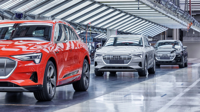 Audi zastavilo výrobu svého elektrického SUV, zaměstnance poslalo domů