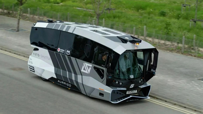 Bizarně vyhlížející autobus bez řidiče už jezdí i po Praze, jeho tempo budí řadu otázek