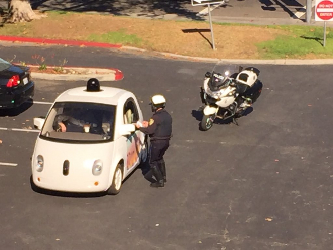 Vůz Google s autopilotem zastavil policista, jel příliš pomalu a zdržoval ostatní