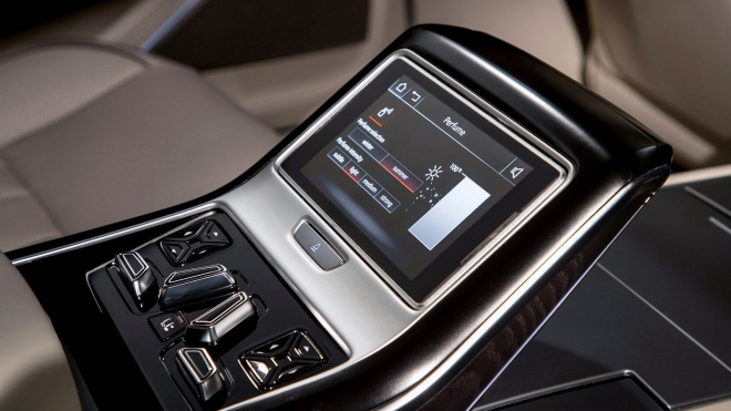 Nové Audi A8 ukázalo spoustu detailů, uvnitř přetéká digitálními displeji