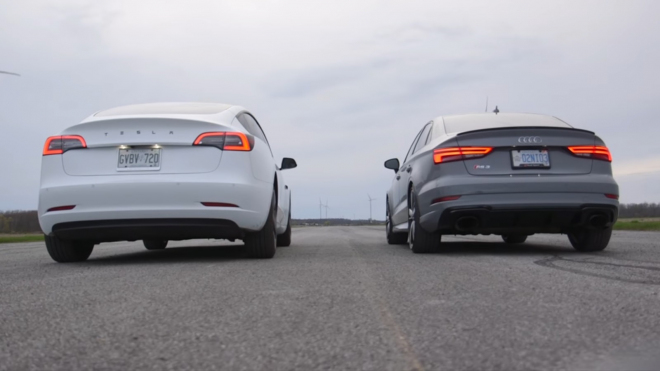 Tesla po čase prohrála sprint s autem ze staré školy, na frak dostala už na startu