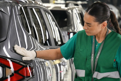 Evropa to dokázala. Dacia a Ford musely zastavit výrobu kvůli nedostatku elektřiny, BMW a Mercedes mají na kahánku