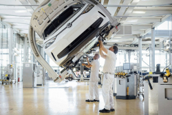 Zisky VW dál padají k nule, za dva roky přišel o většinu výdělků. A nebýt Škody, už je pod kritickou hranicí