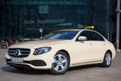 Mercedes se před léty vykašlal na taxikáře, protože mu nebyli dost nóbl. Teď by je chtěl zpátky, když mu Číňané vypalují rybník