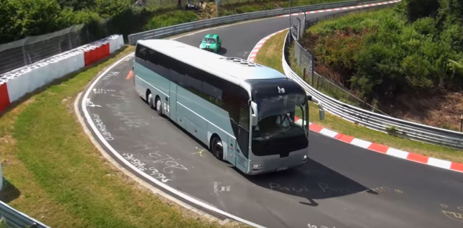 Nordschleife není jen ráj sporťáků. Podívejte se, co vše se tam letos také prohnalo (video)