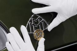 Nejnovější Maybach od Mercedesu vypadá jako svá vlastní karikatura, jako falešná kabelka z tržnice, je to jeden velký laciný kýč