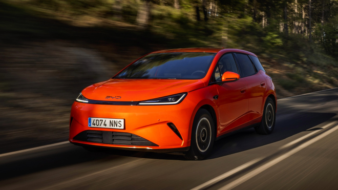 Německé dotace měly pomoci chudým rodinám, ve skutečnosti pomáhají Číňanům. Tohle sympatické auto teď rozdávají za 89 Eur měsíčně