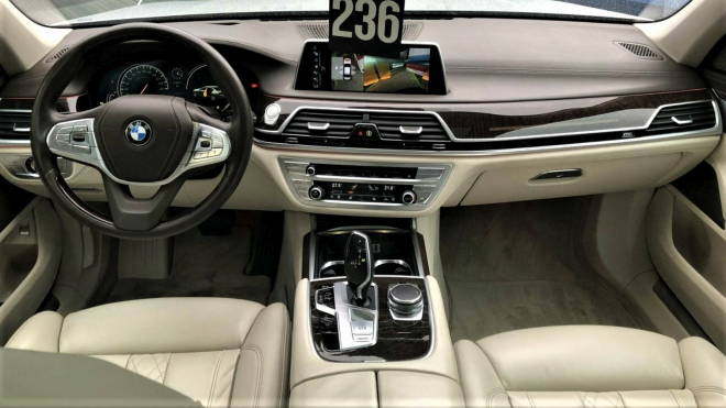 Plně vybavené BMW 7 s motorem V8 po pár letech koupíte levněji než základní 320i