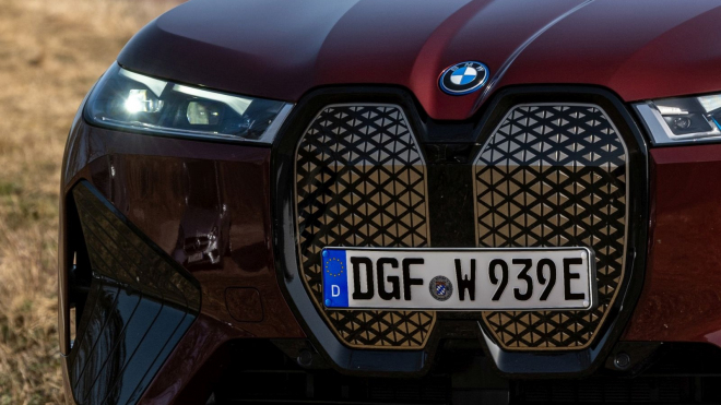 BMW udělalo chybu, na fotkách poslední novinky se objevilo něco, co tam nemá co dělat