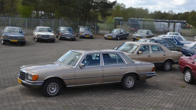 Nizozemci zabavili bizarní sbírku 26 starých Mercedesů. Prodávají je naráz