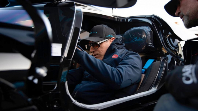 Hračka miliardářů od Bugatti schopná akcelerovat na 500 km/h za 20 s se ukázala v akci na okruhu, se superauty si hraje jako kočka s myší