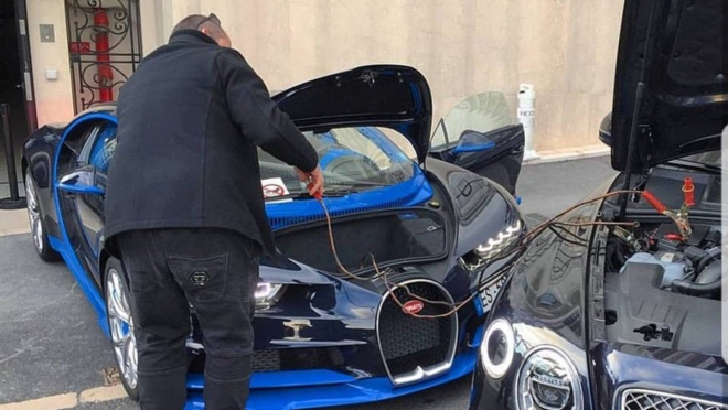Nejnovější Bugatti v Monaku se pokazilo. Podívejte se, kdo mu přijel na pomoc