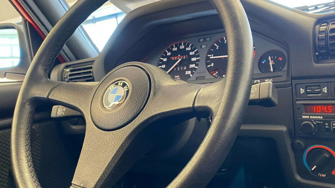 Dodnes úplně nové, legendární BMW 3 E30 nikdo nechce, majitel musel slevit už přes 1 milion Kč