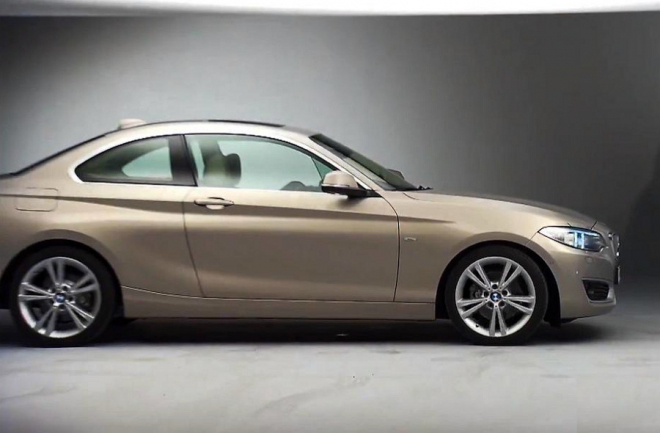 BMW 2 odhaleno i ve standardu, máme též fotky zádě a interiéru