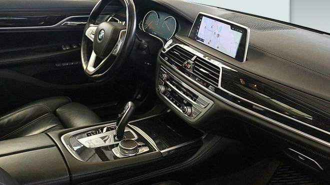 Luxusní dieselové BMW 7 s 320 koňmi a 4x4 ztratilo za 4 roky na ceně 1,9 milionu