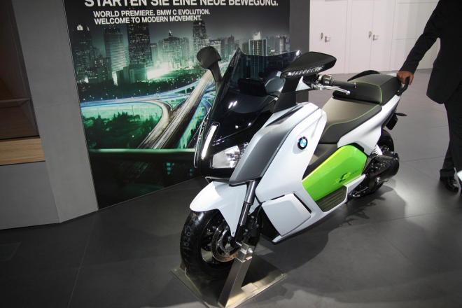 BMW C evolution: elektrický skútr je tak těžký, že má raději i zpátečku