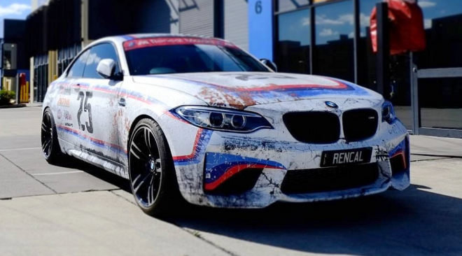 Tohle BMW M2 má oprýskané barvy 40 let starého CSL, je jak ministr války