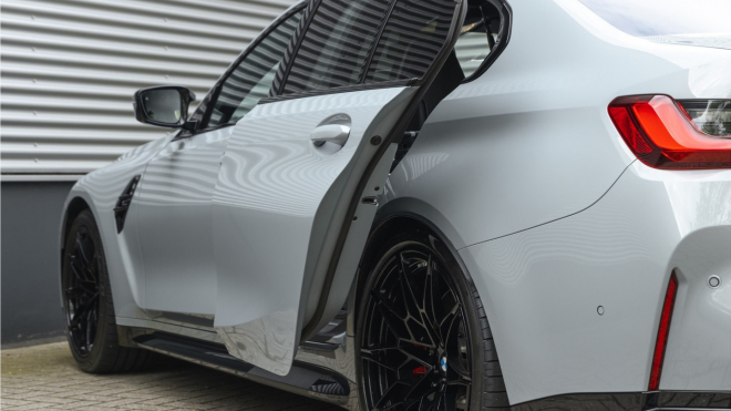 K mání je neobvyklé BMW M3 s posuvnými zadními dveřmi. Vypadá jako rozbité, ale je to speciální tovární úprava