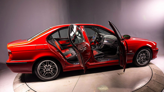 Někdo na 20 let zavřel nové BMW do klimatizované garáže, teď se prodává za čtyřikrát vyšší cenu