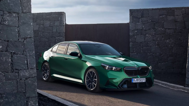 Nové BMW M5 je přesně ten nesmysl, jakého jsme se báli. 2,5tunové monstrum, které je přes rekordní výkon pomalejší než dřív