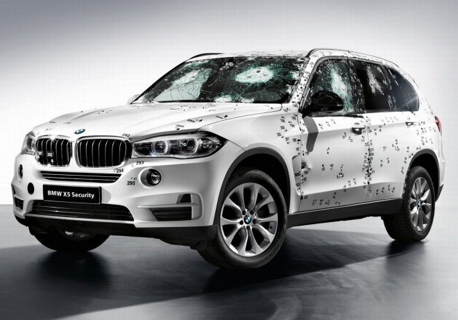BMW X5 F15 Security Plus odolá i AK-47, představí se příznačně v Moskvě
