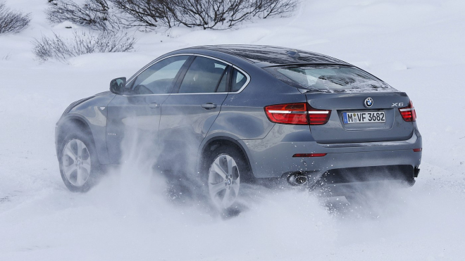 Řidič BMW zcela ztratil kontrolu nad autem na sněhu, neuvěřitelná reakce jiného ho ale zachránila