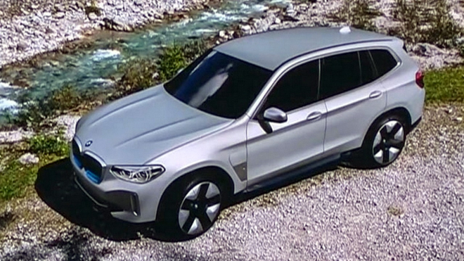 BMW posílá do výroby další kontroverzní typ ledvinek, poprvé ukázalo sériovou iX3