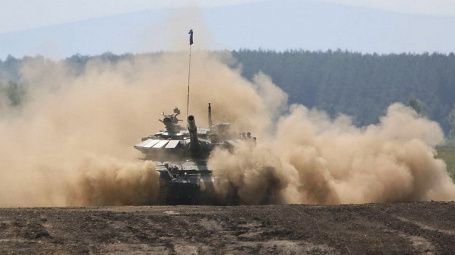 Rusové pořádají bizarní biatlon se skutečnými tanky, Američany do něj lákali marně