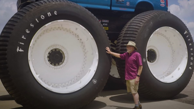 Největší a nejtěžší monster truck dějin bere dech, jen jeho pneumatiky váží tunu