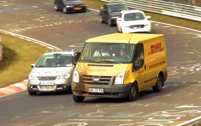 Nejbizarnější zjevení letošní Nordscheilfe: skútr, dodávka DHL, vrtulník (video)