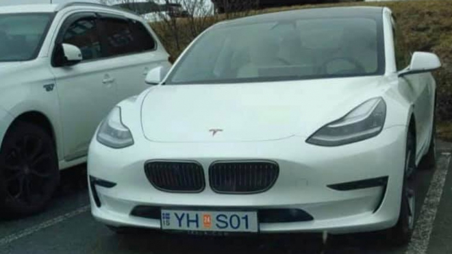 Někteří majitelé Tesel se ze svých vozů pokouší na oko dělat BMW nebo Audi