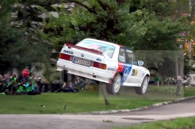 BMW M3 E30 předvedlo jelení skok na rallye, pak skončilo v plotu a v palmě (videa)