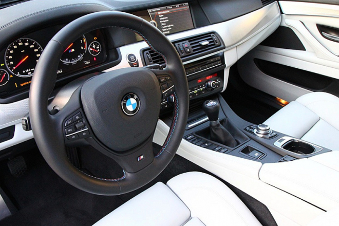 BMW M5 F10 s manuální převodovkou poprvé naživo