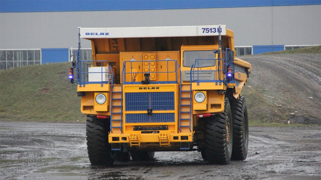 Řidič jednoho z největších náklaďáků světa přehlédl cisternu, podívejte se, co z ní zbylo