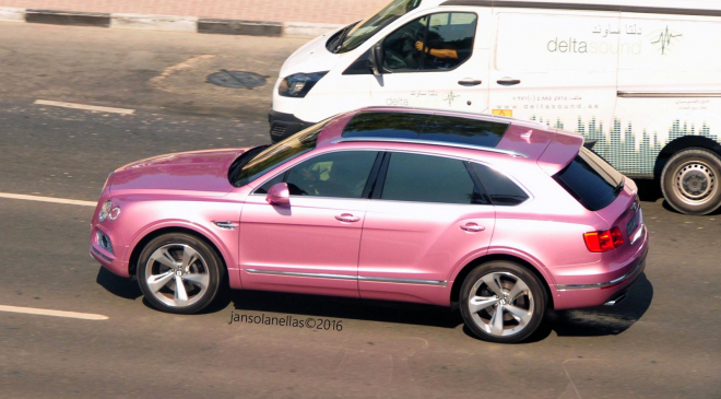 Muselo to přijít. Někdo si koupil Bentley Bentayga v růžové Passion (foto)