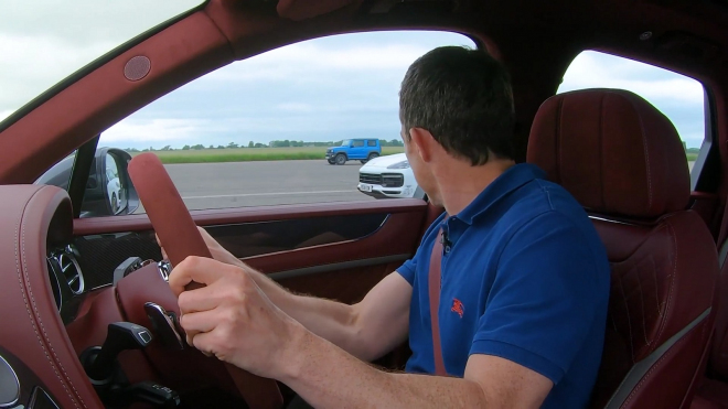 Nejrychlejší SUV světa srovnalo síly se dvěma konkurenty a jedním prckem navíc