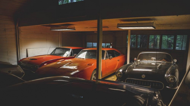 Nenápadná usedlost skrývala přes 100 historických aut, včetně slavného vozu z Kmotra