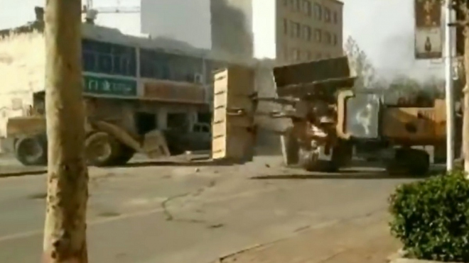 Ano, na silnici se s autem můžete připlést i k bitce bagrů (video)