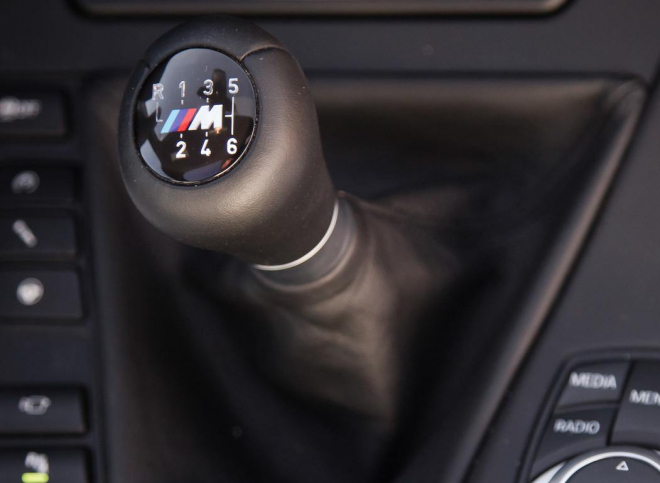 BMW končí s manuálem v M5 a M6, Aston ho ale do V12 Vantage S přidal. A jaký