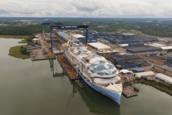 Největší výletní loď světa je tohle monstrum vážící 251 tisíc tun. Už se blíží dokončení, i Titanic je vedle ní tintítko