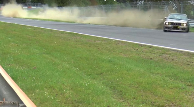 Pilot BMW 3 zkusil vzít Nordschleife ve 200 km/h jako na rallye, skoro to vyšlo (videa)