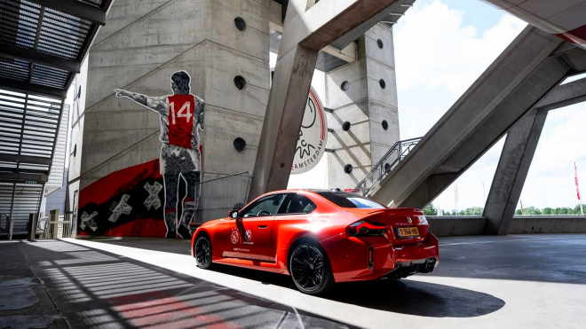 Fotbalisté amsterdamského Ajaxu dostali nová BMW zdarma, příliš zábavy je s nimi ale nečeká
