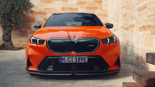 Nechutně otylé nové BMW M5 ve sprintech ukázalo svou marnost, s vybitými baterkami dostane kouř od o generaci starších aut