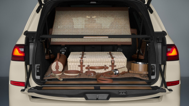 Vrcholné BMW si v nové verzi hraje spíš na Škodu, arogantní závodníky nenadchne