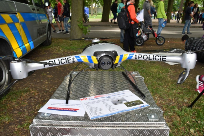 Teď si na silnici dávejte pozor i na to, co se děje nad vámi. Policie nasazuje drony