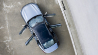 Drzost zlodějů nezná mezí, majiteli luxusního BMW ukradli auto, když si dofukoval pneumatiky